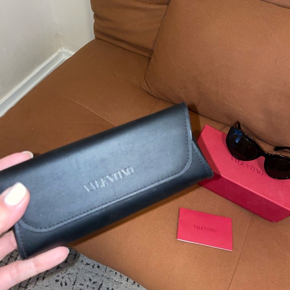 Valentino Elegant Black Sunglasses - Picture 2 of 8